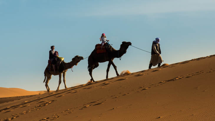 Kamelritt auf den Sanddünen des Erg Chebbi bei Merzouga